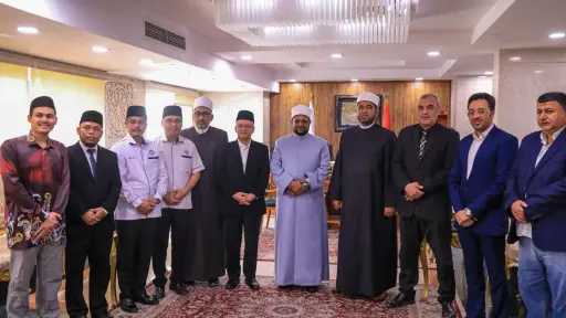 أمين مجمع البحوث الإسلامية يستقبل وفد جامعة ”القرآن... أمين مجمع البحوث الإسلامية يستقبل وفد جامعة ”القرآن الكريم” الماليزية لبحث آفاق التعاون العلمي