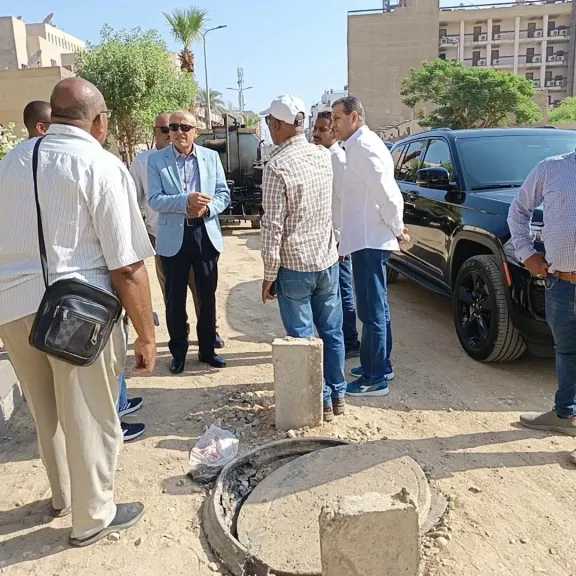 محافظ الأقصر يتفقد أعمال الرصف بشارع خالد بن الوليد بالعوامية