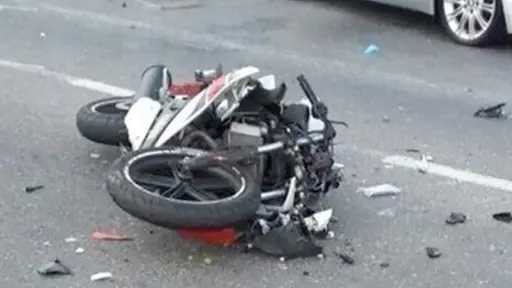 مصرع شخصين وإصابة ثالث في تصادم سيارة ودراجة نارية بإسنا