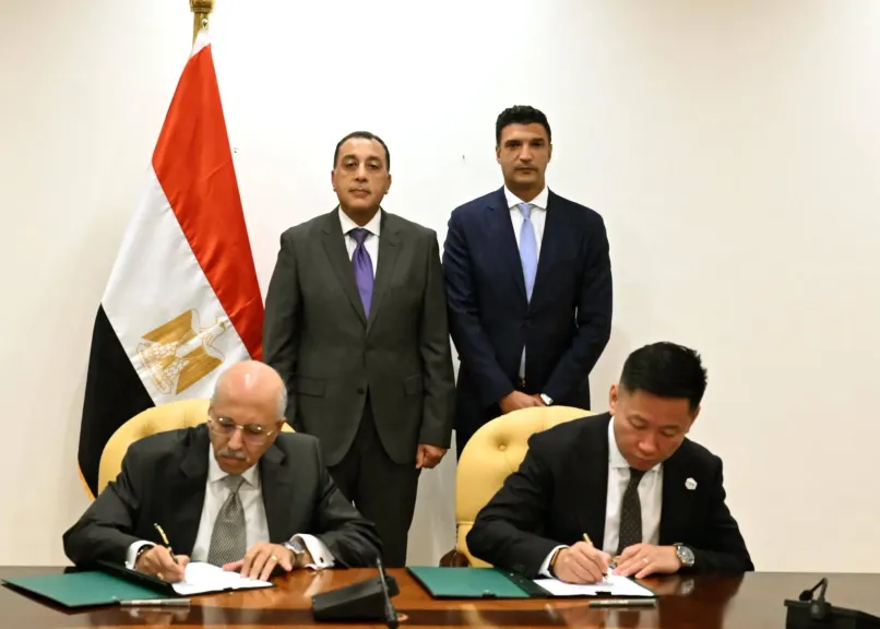 رئيس الوزراء يشهد مراسم توقيع عقد إنشاء مصنع لإنتاج البطاريات الكهربائية