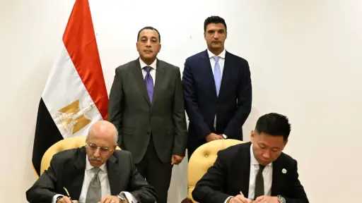 رئيس الوزراء يشهد مراسم توقيع عقد إنشاء مصنع لإنتاج البطاريات الكهربائية