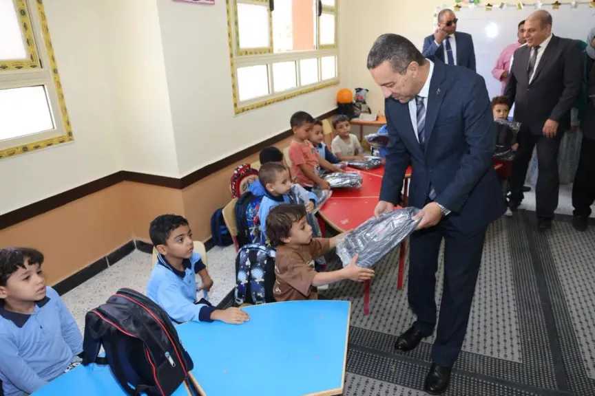 محافظ المنوفية يهدي  حقائب مدرسية للطلاب ويهنئهم بالعام الدراسي الجديد
