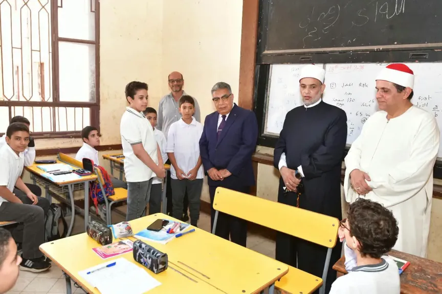 محافظ الدقهلية خلال الزيارة