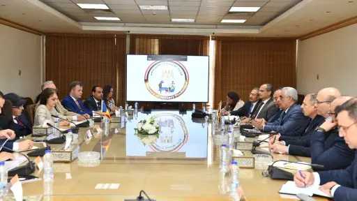 وزير الإنتاج الحربي يبحث مع سفيرة رومانيا بالقاهرة... وزير الإنتاج الحربي يبحث مع سفيرة رومانيا بالقاهرة تعزيز التعاون والشراكات الصناعية