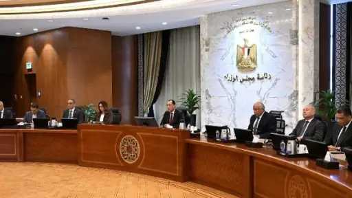 رئيس الوزراء للمحافظين: توسعوا في إقامة المعارض والأسواق... رئيس الوزراء للمحافظين: توسعوا في إقامة المعارض والأسواق والتزموا بحظر قطع الأشجار