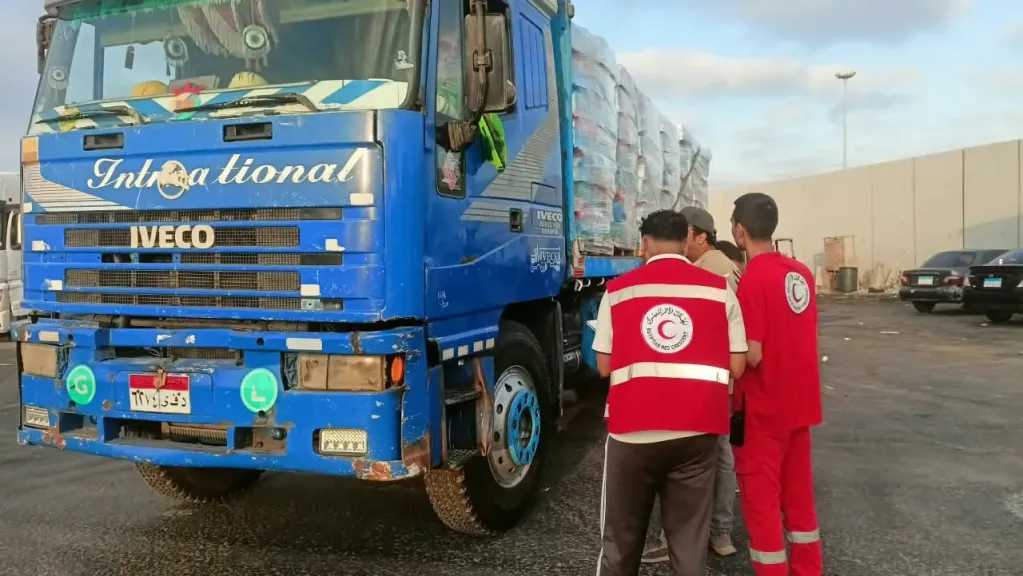 الهلال الأحمر المصري يدفع بأكثر 4,500 طنًا من المساعدات الغذائية والإغاثية عبر قافلة «زاد العزة»  277