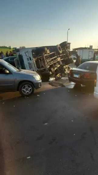 حادث مروع على طريق مصر الإسماعيلية الصحراوي.. 11 مصاب وجثتان متفحمتان