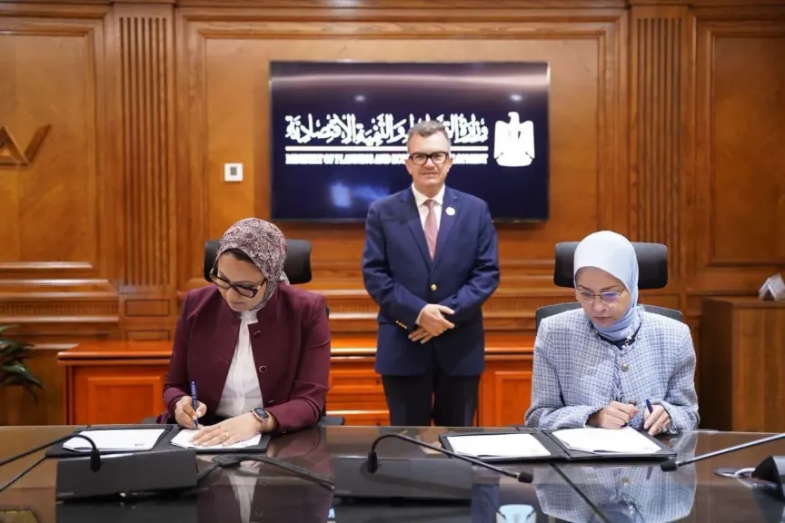 جانب من التوقيع