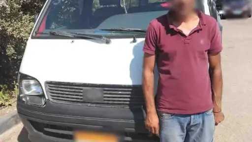 ضبط قائد ميكروباص لقيادته عكس الاتجاه وتعطيل الحركة المرورية بالدرب الأحمر