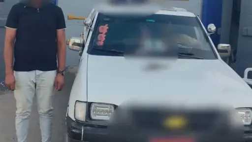 ضبط سائق أجرة في سوهاج بعد السماح لراكب... ضبط سائق أجرة في سوهاج بعد السماح لراكب بالجلوس فوق الصندوق الخلفي