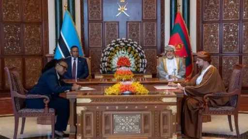 سلطان عمان يبحث مع رئيس بوتسوانا تعزيز العلاقات الثنائية وتطويرها