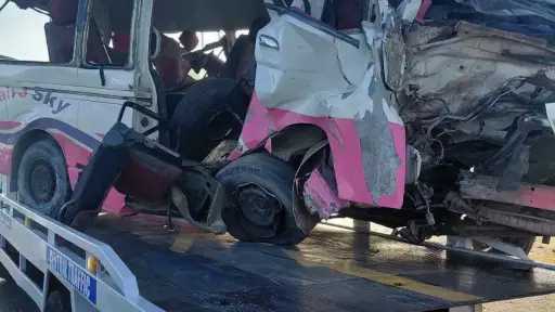 المرور ينتهي من رفع آثار حادث ميكروباص مدرسة... المرور ينتهي من رفع آثار حادث ميكروباص مدرسة بطريق السويس