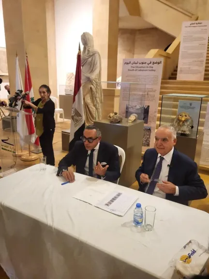 أثناء مراسم التسليم