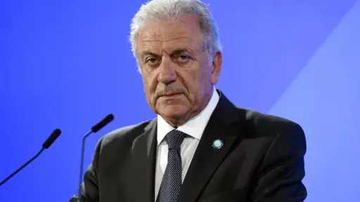البرلمان اليوناني يرفع الحصانة عن مفوض أوروبي سابق
