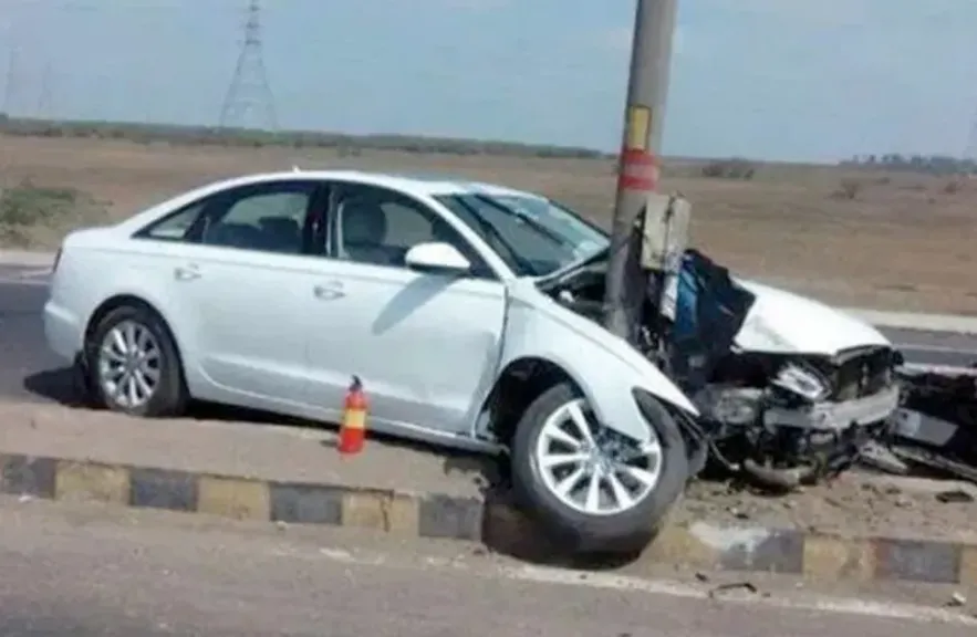 اصطدام سيارة ملاكي بعمود 