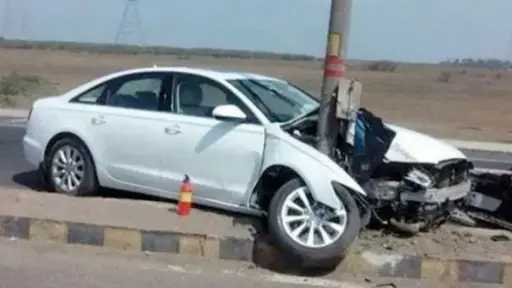 مصرع 5 أشخاص في حادث اصطدام سيارة ملاكي بعمود بطريق السويس الصحراوي