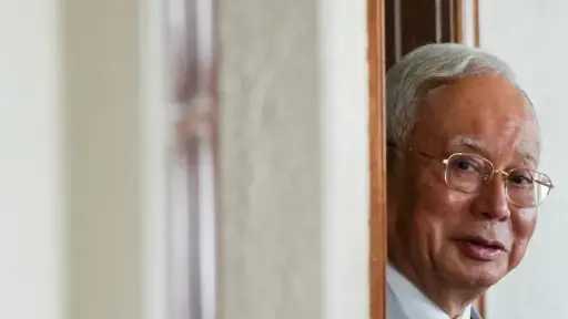 ملك ماليزيا يسمح لرئيس الوزراء السابق نجيب عبدالرزاق... ملك ماليزيا يسمح لرئيس الوزراء السابق نجيب عبدالرزاق بقضاء باقي عقوبة السجن رهن الإقامة الجبرية