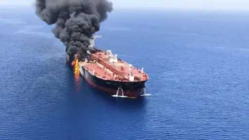 إصابة ناقلة نفط بقذيفة مجهولة في مضيق هرمز إصابة ناقلة نفط بقذيفة مجهولة في مضيق هرمز