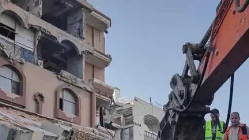 إنقاذ عالقين إثر انهيار مبنى سكني متضرر من... إنقاذ عالقين إثر انهيار مبنى سكني متضرر من الحرب في غزة