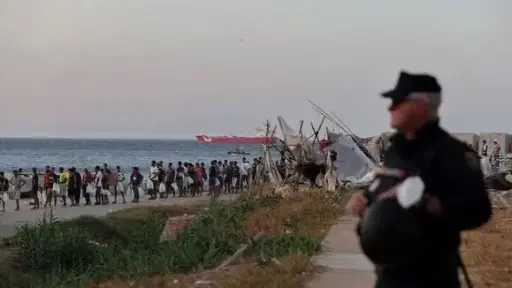 اضطرابات في جيب سبتة الإسباني خلال نقل المهاجرين... اضطرابات في جيب سبتة الإسباني خلال نقل المهاجرين إلى مركز استقبال جديد