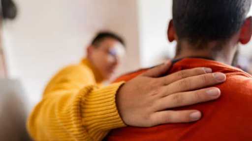 من نصيحة الصديق إلى استشارة الطبيب.. ما هي حدود الدعم النفسي الصحيح؟.. طبيبة توضح