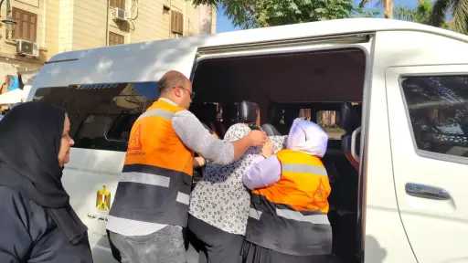 التضامن : «التدخل السريع» يمنح مسنة بلا مأوى... التضامن : «التدخل السريع» يمنح مسنة بلا مأوى في منطقة الحسين الأمان وينقلها إلى دار رعاية