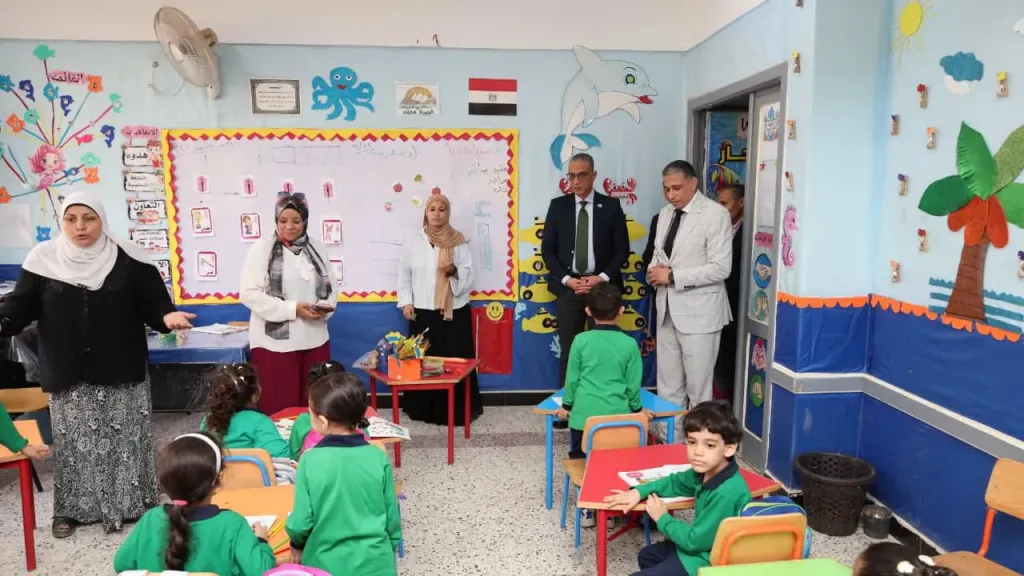 محافظ الجيزة يتفقد انتظام العملية التعليمية بمجمع مدارس حي بولاق الدكرور
