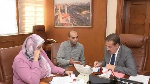 محافظ بورسعيد يواصل عقد لقاءاته مع المواطنين لبحث مطالبهم