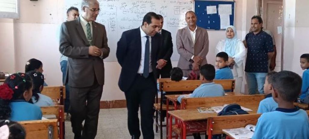 جولة نائب محافظ قنا على المدارس