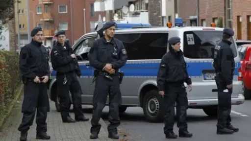 بولندا تحتجز مراهقا للاشتباه في تخطيطه للهجوم على... بولندا تحتجز مراهقا للاشتباه في تخطيطه للهجوم على مدرسة أو مسجد