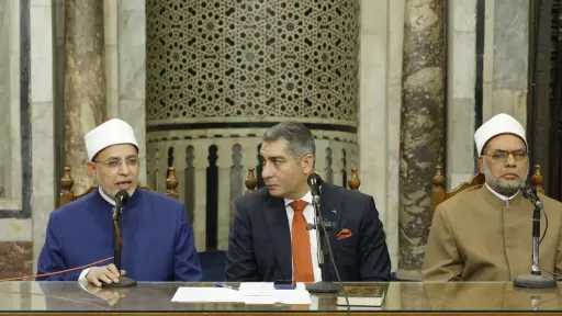ملتقى الجامع الأزهر للقضايا المعاصرة: ما جاء به... ملتقى الجامع الأزهر للقضايا المعاصرة: ما جاء به الرسول يشمل القرآن والسنة والفصل بينهما لا يصح