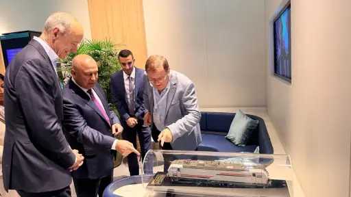 خلال زيارته لبرلين.. وزير النقل يعقد اجتماعا لمتابعة... خلال زيارته لبرلين.. وزير النقل يعقد اجتماعا لمتابعة الاستعدادات النهائية للخط الأول من شبكة القطار الكهربائي السريع