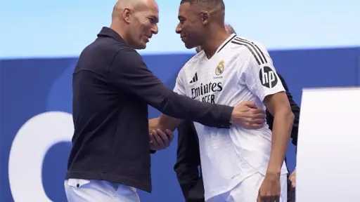 زيدان يتواصل مع مبابي ويحدد مركزه مع منتخب... زيدان يتواصل مع مبابي ويحدد مركزه مع منتخب فرنسا