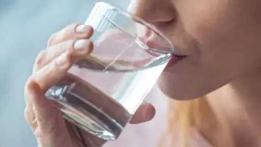 فوائد الغرغرة بالماء والملح لتخفيف احتقان الحلق