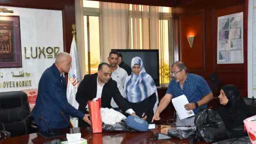 برعاية صندوق تحيا مصر... محافظ الأقصر يوزع تأشيرات العمرة المجانيه على عدد من سيدات الأقصر