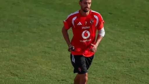 طاهر محمد طاهر ينتظم تدريجيًا في تدريبات الأهلي الجماعية