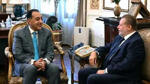 رئيس الوزراء يبحث مع محافظ البنك المركزي التنسيق المشترك بشأن الملفات الاقتصادية ذات الأولوية