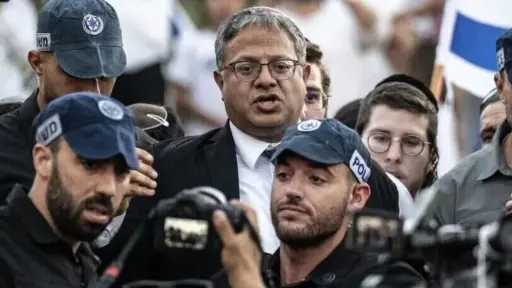 بن غفير يقتحم ساحة حائط البراق بالقدس المحتلة... بن غفير يقتحم ساحة حائط البراق بالقدس المحتلة وسط حراسة أمنية مشددة