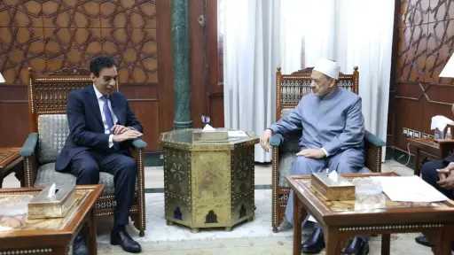 شيخ الأزهر يستقبل مساعد وزير الخارجية للشؤون القنصلية... شيخ الأزهر يستقبل مساعد وزير الخارجية للشؤون القنصلية لبحث سبل تيسير الخدمات القنصلية للطلاب الوافدين