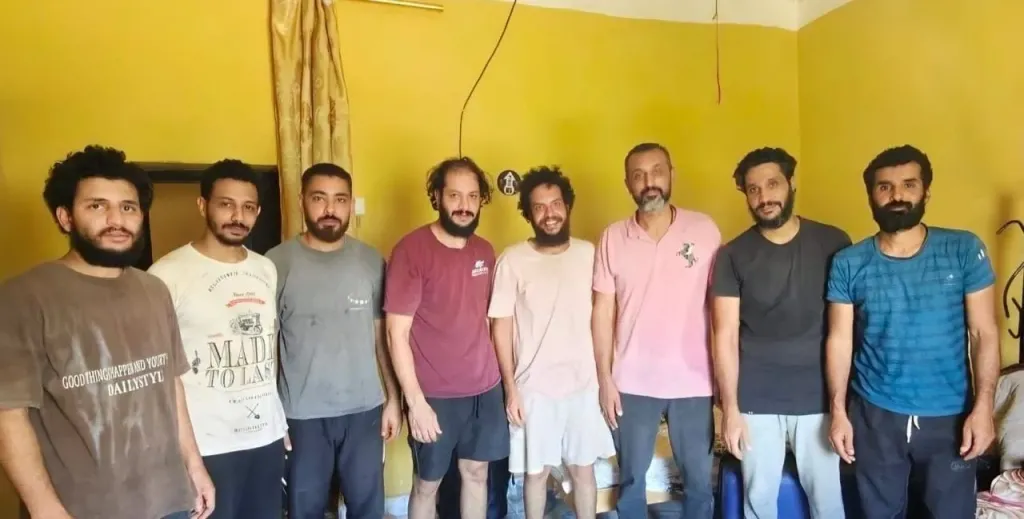 البحارة المصريين المحتجزين المختطفين على متن سفينة في الصومال