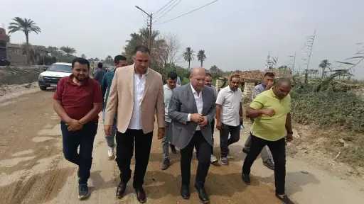 نائب محافظ الجيزة يتفقد أعمال الخطة الاستثمارية لرصف... نائب محافظ الجيزة يتفقد أعمال الخطة الاستثمارية لرصف طريق مدخل عزبة حسين عوض بمدينة الصف