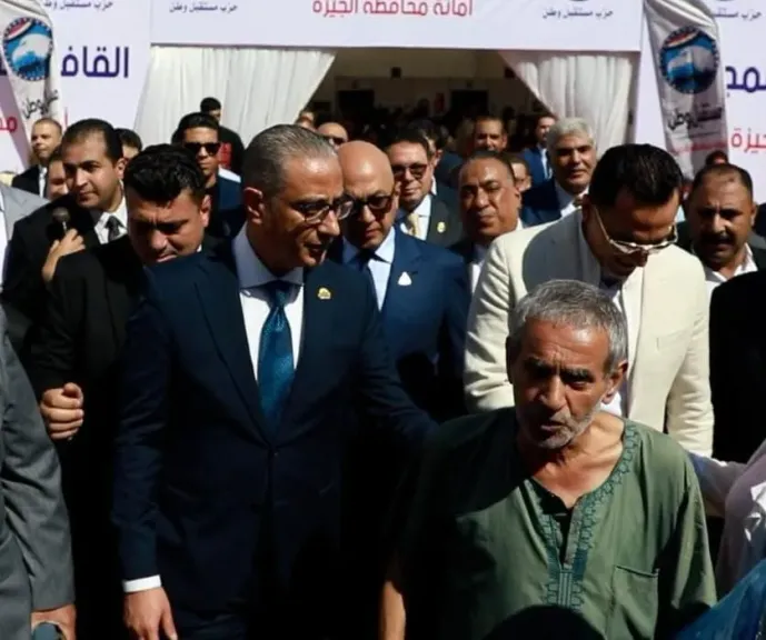 محافظ الجيزة يستجيب لمسن استوقفه خلال جولته