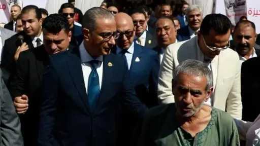 محافظ الجيزة يستجيب لمسن استوقفه خلال جولته ويوجه... محافظ الجيزة يستجيب لمسن استوقفه خلال جولته ويوجه بتوفير الرعاية الطبية اللازمة