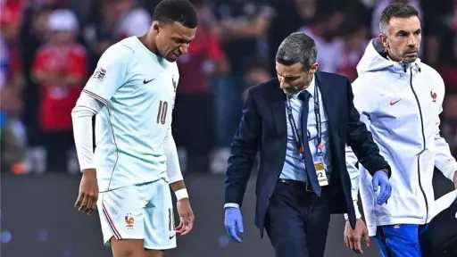 مبابي يثير غضب جماهير ريال مدريد.. ظهور مفاجئ... مبابي يثير غضب جماهير ريال مدريد.. ظهور مفاجئ في باريس أثناء فترة إصابته