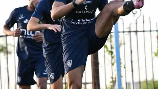 عمرو ناصر يشارك في جزء من مران الزمالك... عمرو ناصر يشارك في جزء من مران الزمالك استعدادًا لمواجهة زد