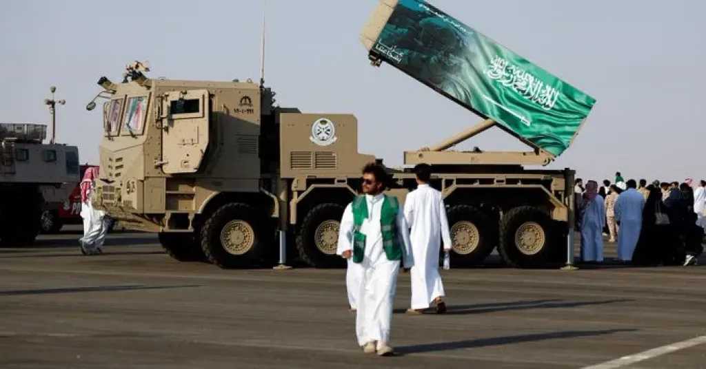 رويترز عن مسئولين: السعودية تخطط لمهاجمة الحوثيين لكسر حصار البحر الأحمر