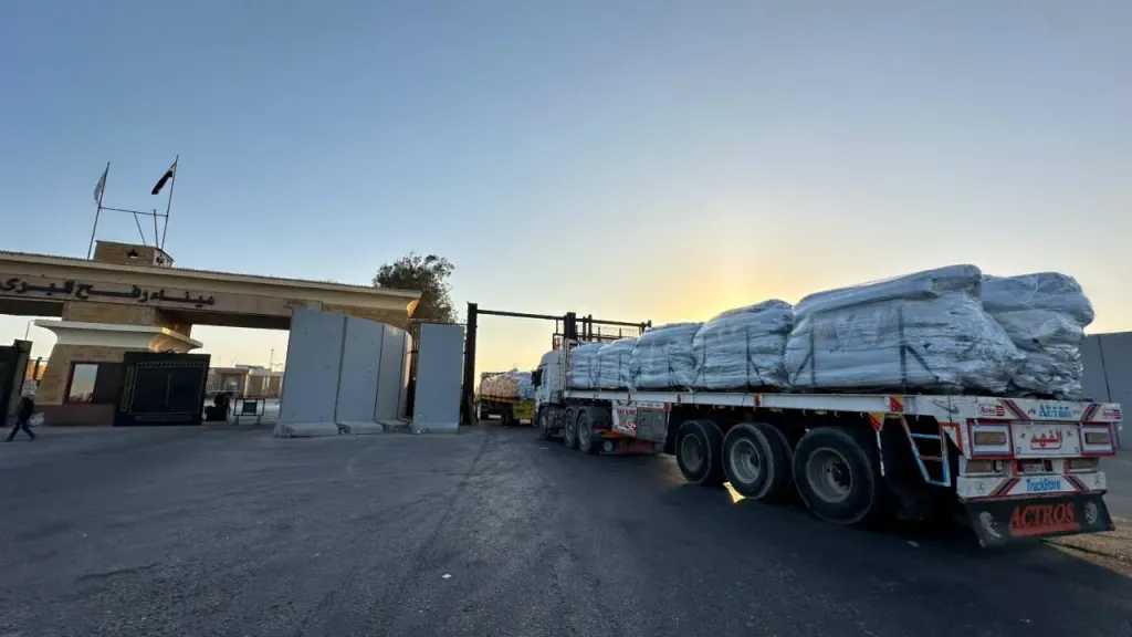 الهلال الأحمر المصري يمد أهالي غزة بأطنان من المساعدات الغذائية والإغاثية عبر قافلة «زاد العزة» 289