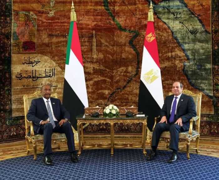 الرئيس السيسي يبحث مع رئيس مجلس السيادة الانتقالي السوداني تعزيز العلاقات الثنائية بين البلدين