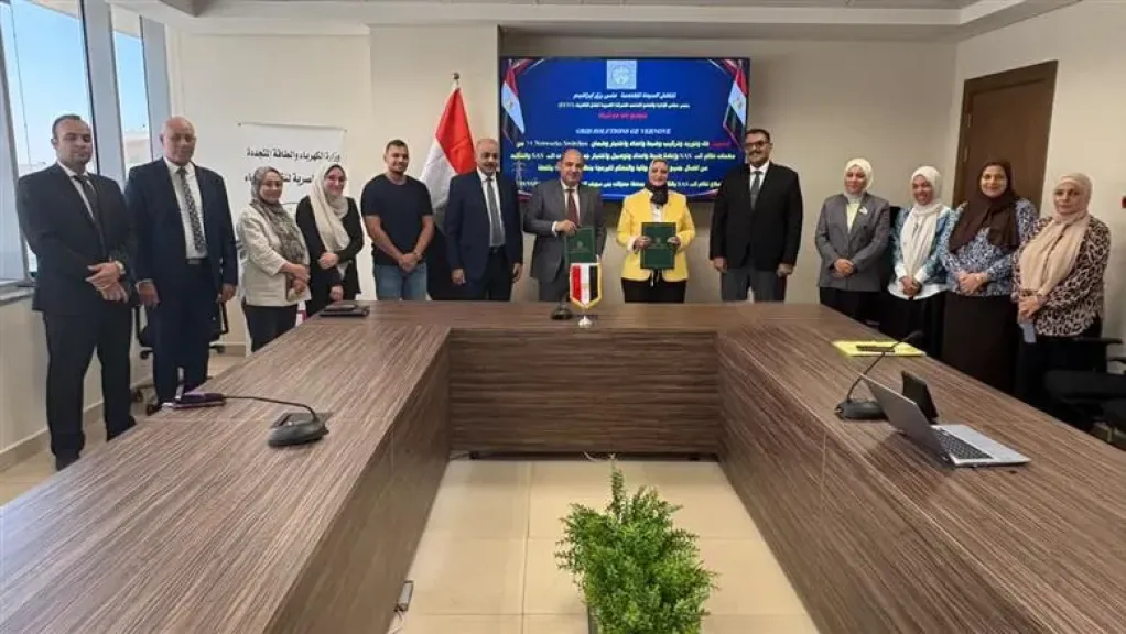 جانب من التوقيع