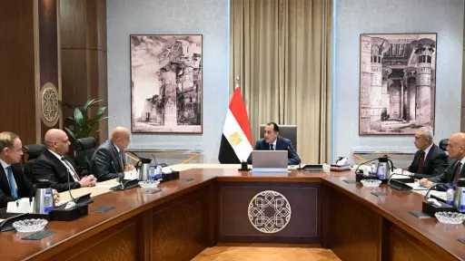 رئيس الوزراء يتابع مع مسئولي شركة ”أكوا ”... رئيس الوزراء يتابع مع مسئولي شركة ”أكوا ” مستجدات التعاون في مشروعات تحلية مياه البحر